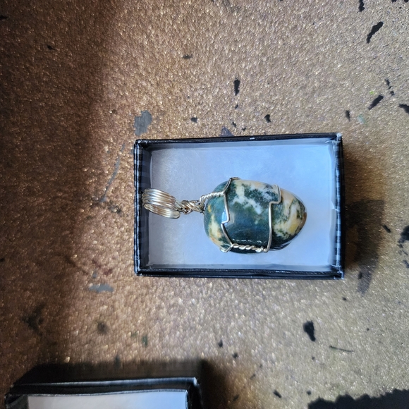 Jewelry - Green and Silver Pendant Necklace